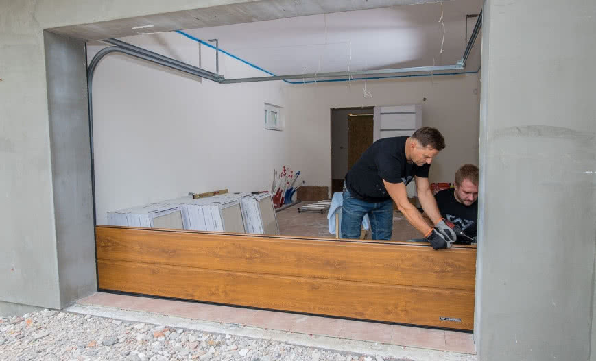 Otwór pod bramę garażową – od projektu do montażu bez niespodzianek